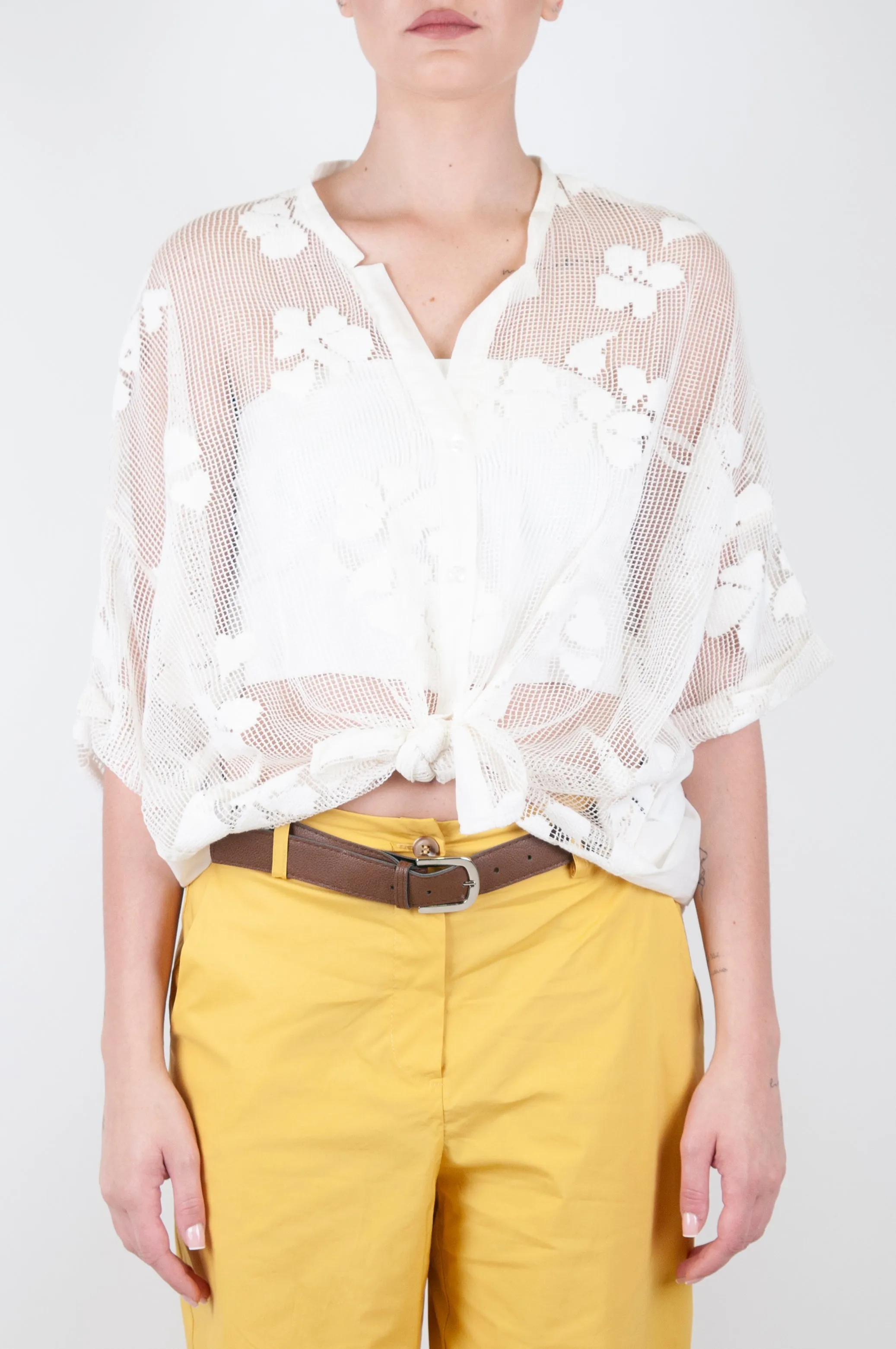 Tensione in - Camicia traforata con ricami floreali con manica tre quarti